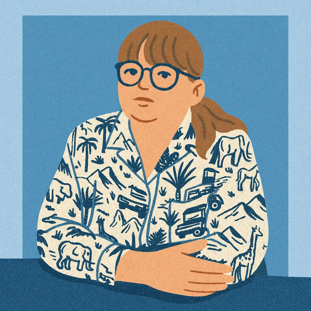 Mujer tranquila tras mesa en azul